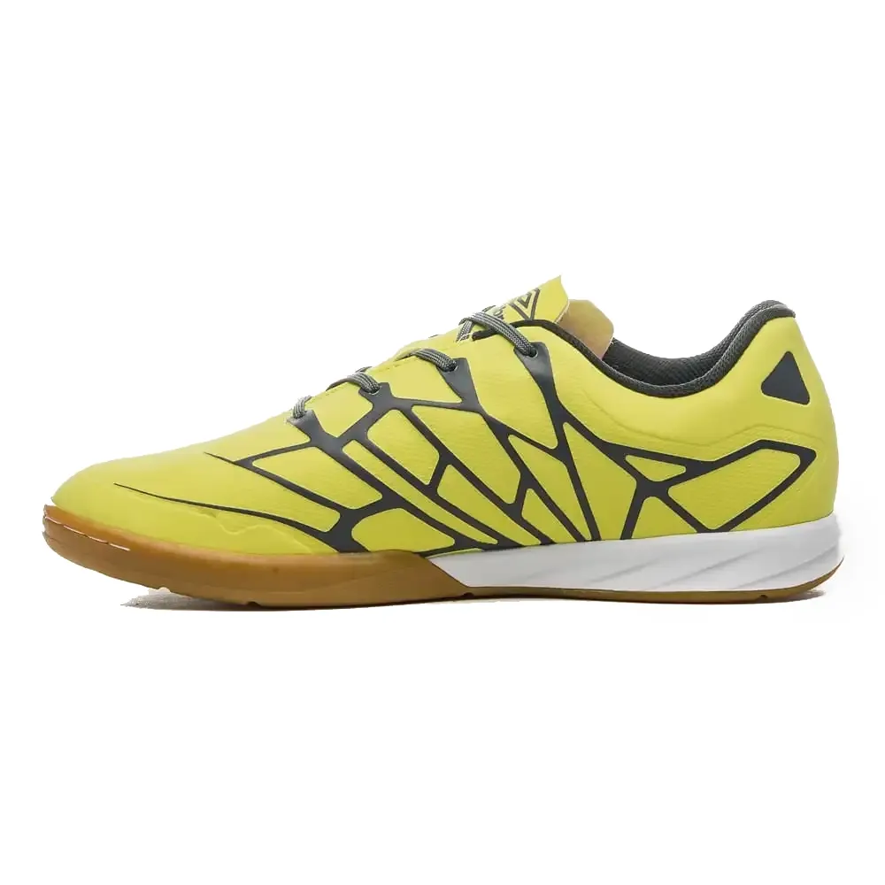 Chuteira Umbro Alchemist amarela vista lateral em ângulo diferente